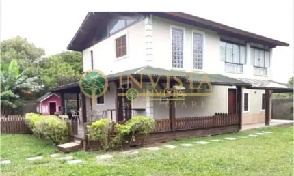 À venda próximo a Praia do Moçambique! 900m², 3 quartos, churrasqueira e 4 vagas de garagem.