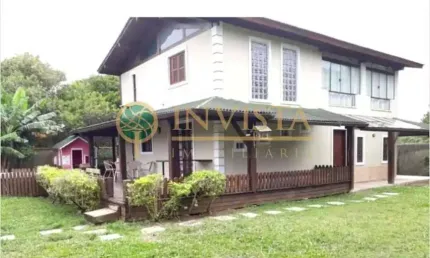 À venda próximo a praia do moçambique! 900m², 3 quartos, churrasqueira e 4 vagas de garagem.