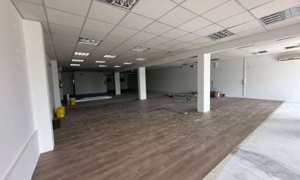 Sala Comercial com 250m² - Locação no bairro Saco Grande.