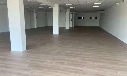 Sala Comercial com 250m² - Locação no bairro Saco Grande.