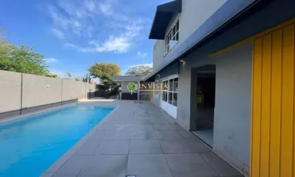À venda | 330 m², Piscina, Edícula, Espaço Gourmet, 4 quartos e Viabilidade Comercial - Bom Abrigo, em Florianópolis.