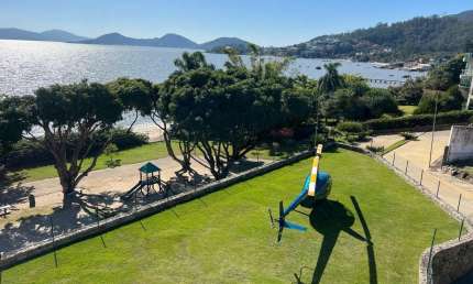 Mansão frente Mar em condomínio fechado - À venda em Cacupé, Florianópolis.