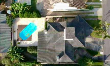 Condominio fechado, área externa com piscina e churrasqueira.