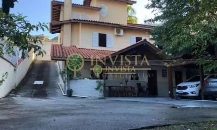 À venda | 235 m², área gourmet, edícula, 5 quartos e 10 vagas de garagem - trindade, em florianópolis.