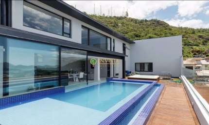 Varanda gourmet com piscina e jacuzzi, vista Mar e 4 quartos - À venda próximo à UFSC na Trindade.