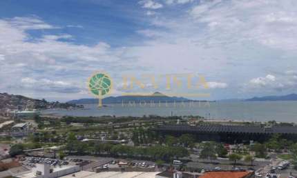 Vista mar, 2 vagas e localização privilegiada no Centro de Florianópolis.
