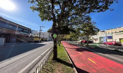 À venda na Avenida Hercílio Luz! Casa com 3 pavimentos e 297m² privativos.