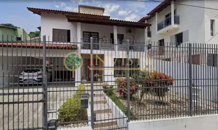 À venda | 197 m², 2 pavimentos, sacada, 4 quartos, churrasqueira, 2 vagas de garagem - Centro de Florianópolis