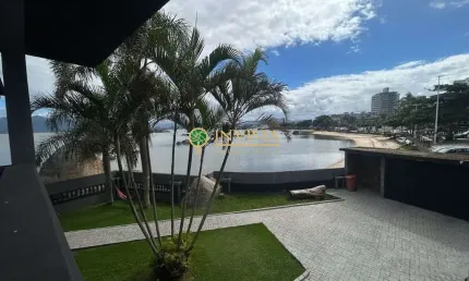 À venda de frente para o Mar em Coqueiros! 5 quartos, 7 banheiros, piscina privativa e 3 vagas de garagem.