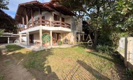 À venda na Praia da Pinheira! Casa de 2 pavimentos, 7 quartos e 6 vagas de garagem.