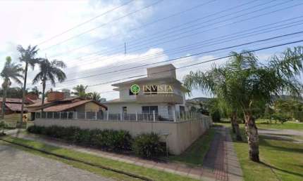 Alto padrão à venda em Jurerê! Piscina privativa com deck, 3 suítes e 2 vagas de garagem.