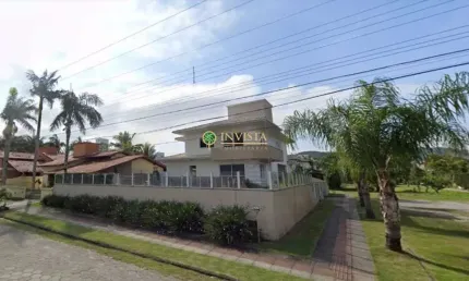 Alto padrão à venda em Jurerê! Piscina privativa com deck, 3 suítes e 2 vagas de garagem.