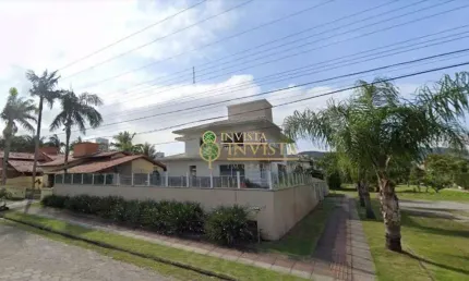 Alto padrão à venda em jurerê! piscina privativa com deck, 3 suítes e 2 vagas de garagem.