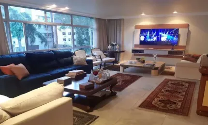 Apartamento com 224m², 4 quartos, hidromassagem e 2 vagas de garagem.