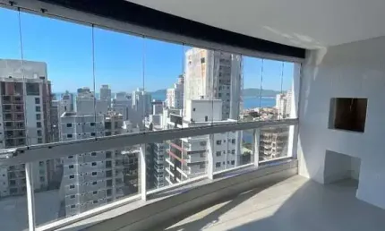 À venda em Itapema, Meia Praia! Frente Mar, 3 quartos (todos suítes) e 3 vagas de garagem.