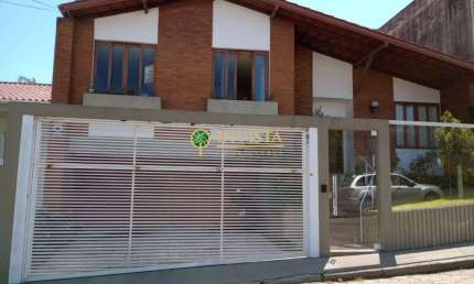 4 quartos, sendo 2 suítes, quintal amplo e 4 vagas no Itaguaçu - Á venda em Florianópolis