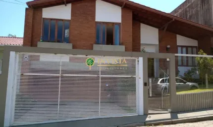 4 quartos, sendo 2 suítes, quintal amplo e 4 vagas no Itaguaçu - Á venda em Florianópolis