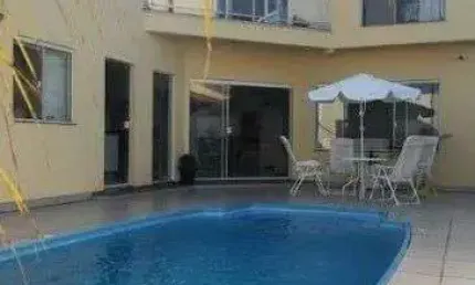 À venda | 274 m² privativos, churrasqueira, piscina e terraço — 4 quartos, 4 vagas — Próxima ao Estádio da Ressacada, no Carianos, Florianópolis.