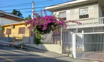 No Centro de Florianópolis, com 4 quartos, 1 suíte com hidromassagem e garagem coberta