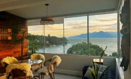 Frente Mar, Mobiliado, com 3 quartos sendo 2 suítes e vista mar