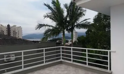 Próximo a Beira Mar Norte, com terraço com vista parcial para o Mar, 2 quartos sendo 1 suíte e 1 vaga.