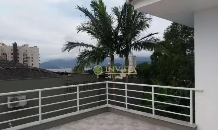 Próximo a beira mar norte, com terraço com vista parcial para o mar, 2 quartos sendo 1 suíte e 1 vaga.