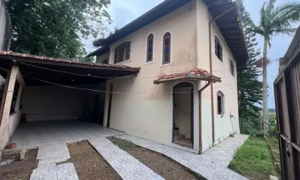 À venda | 4 quartos sendo 2 suítes e 2 vagas de garagem - Saco dos Limões, em Florianópolis.