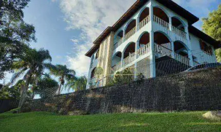 2 pavimentos, com 3700m², 6 quartos e 4 vagas - À venda no Itacorubi.