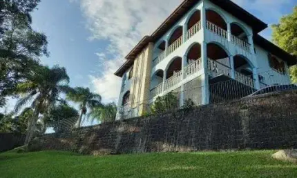 2 pavimentos, com 3700m², 6 quartos e 4 vagas - à venda no itacorubi.