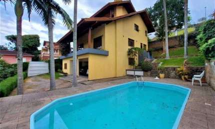 A poucos minutos do Villa Romana Shopping e UFSC, semi mobiliada, com 4 quartos sendo 1 suíte e 4 vagas