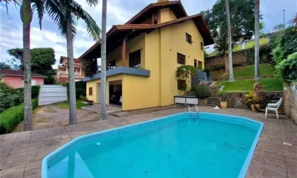 A poucos minutos do villa romana shopping e ufsc, semi mobiliada, com 4 quartos sendo 1 suíte e 4 vagas