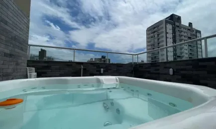 Próximo ao Shopping Itaguaçu, com 3 quartos, espaço gourmet com churrasqueira e 2 vagas