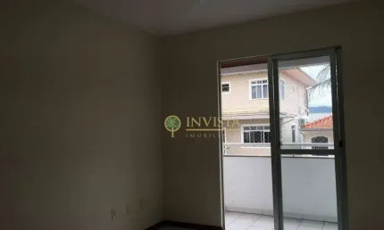 Próximo ao Ginásio Municipal Picadas do Sul, com 2 quartos, sacada e 1 vaga