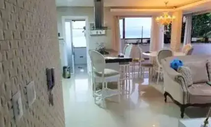 Mobiliado, vista Mar, com 2quartos sendo1 suíte e 1 vaga
