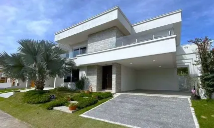 Em condomínio fechado, com terraço, mobiliada, 3 quartos sendo 1 suíte e 4 vagas