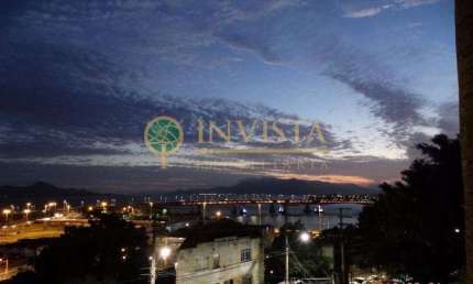 Vista mar, 2 vagas e localização privilegiada no Centro de Florianópolis.