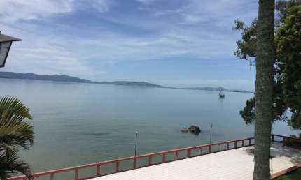 Condomínio recreativo frente mar, pé na areia com 10 casas em Biguaçu.