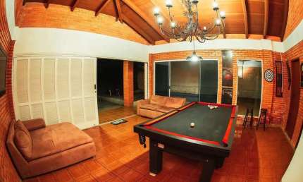 À venda | 250 m², Praia de Jurerê, com 5 quartos sendo 3 suítes, espaço recreativo, piscina e 4 vagas