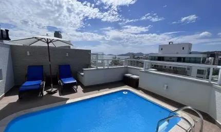 Piscina privativa, vista mar, mobiliado, espaço gourmet e 3 vagas no Centro - Á venda em Florianópolis.