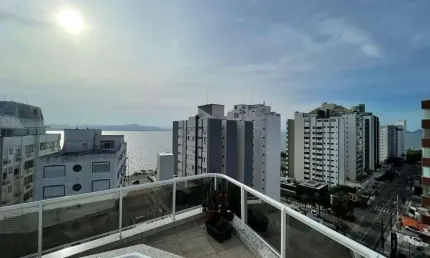 Terraço com vista mar e hidromassagem, 4 quartos, 2 vagas e área de lazer completa no bairro Agronômica - À venda em Florianópolis.