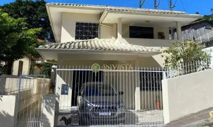 Semi mobiliada, com 6 quartos, sacada e 1 vaga no Centro - Á venda em Florianópolis
