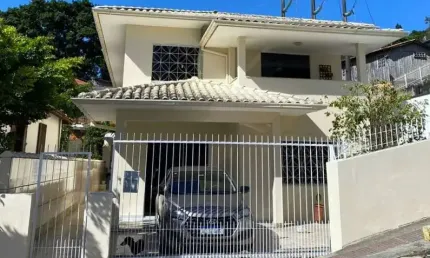 Semi mobiliada, com 6 quartos, sacada e 1 vaga no centro - á venda em florianópolis