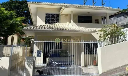 Semi mobiliada, com 6 quartos, sacada e 1 vaga no centro - á venda em florianópolis