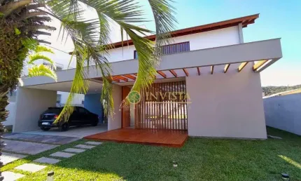 Condomínio fechado, com 4 suítes, área gourmet com churrasqueira e 2 vagas na cachoeira do bom jesus - á venda em florianópolis