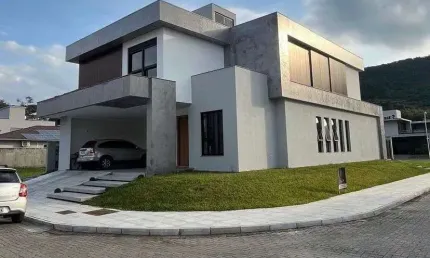 4 quartos em condomínio fechado com infraestrutura de lazer completa à venda no Ratones em Florianópolis.