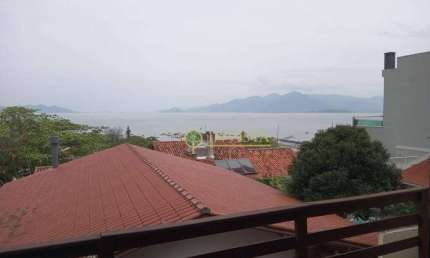 Casa com piscina, vista mar e 3 quartos à venda no bairro Itaguaçu.