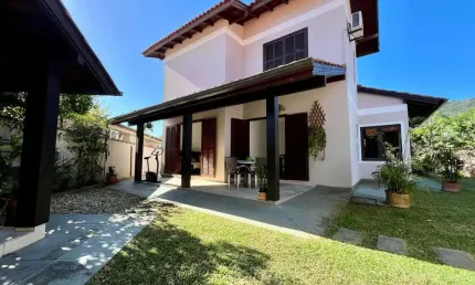 À venda | 540 m², 2 pavimentos, churrasqueira, Edícula e 3 quartos - Próxima à UFSC em Florianópolis.