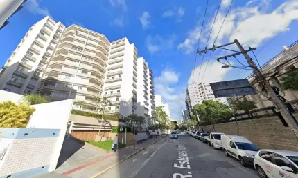 5 quartos, mobiliado, sacada, 2 vagas e localização privilegiada à venda próximo ao Colégio Catarinense no Centro de Florianópolis.