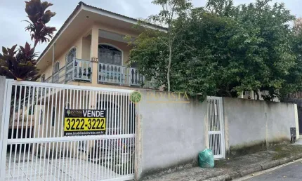 6 quartos sendo 2 suítes, amplo quintal e 2 vagas em Capoeiras - Á venda em Florianópolis