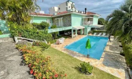 À venda | piscina, varanda gourmet, amplo terreno, lareira e 5 quartos- jardim atlântico, em florianópolis.